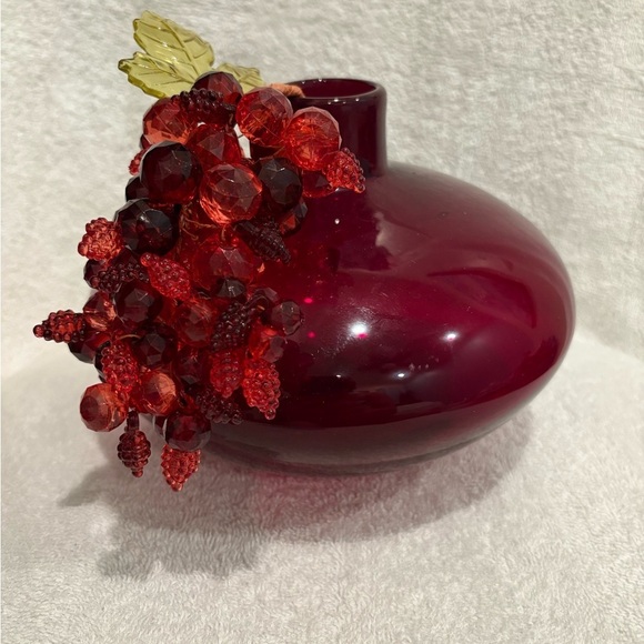 Elegant burgundy/red Bulb Glass Vase with red berry accent - Picture 3 of 7